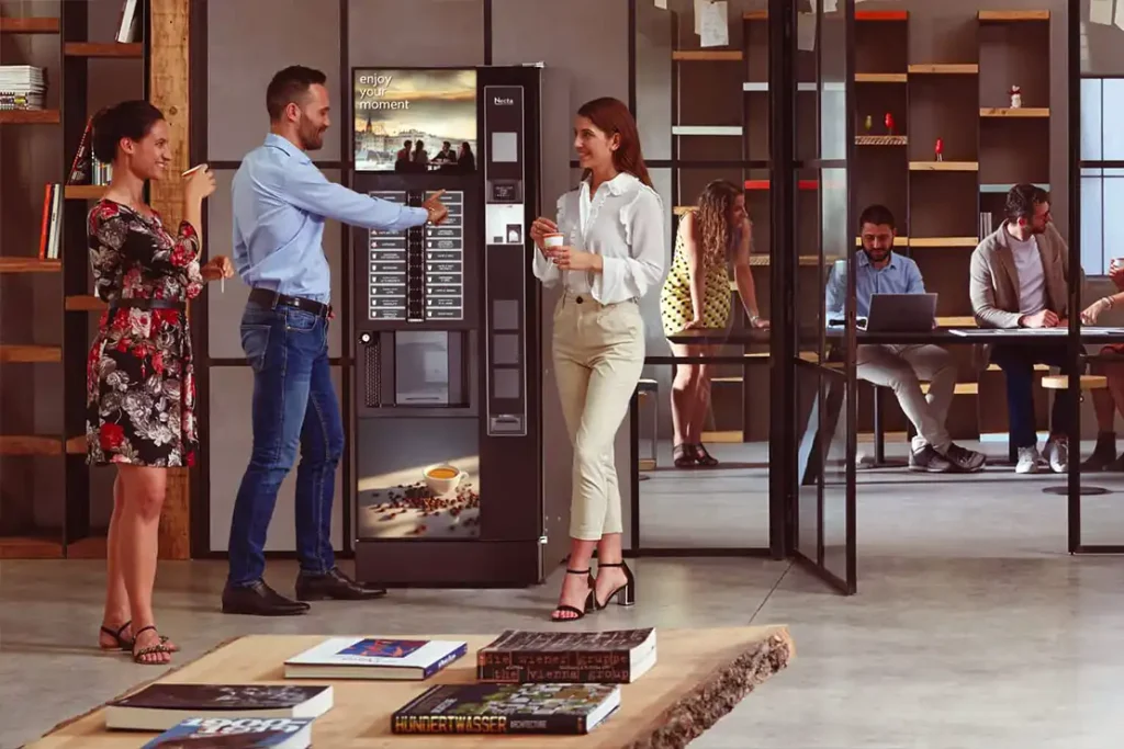 Persones utilitzant una màquina de vending